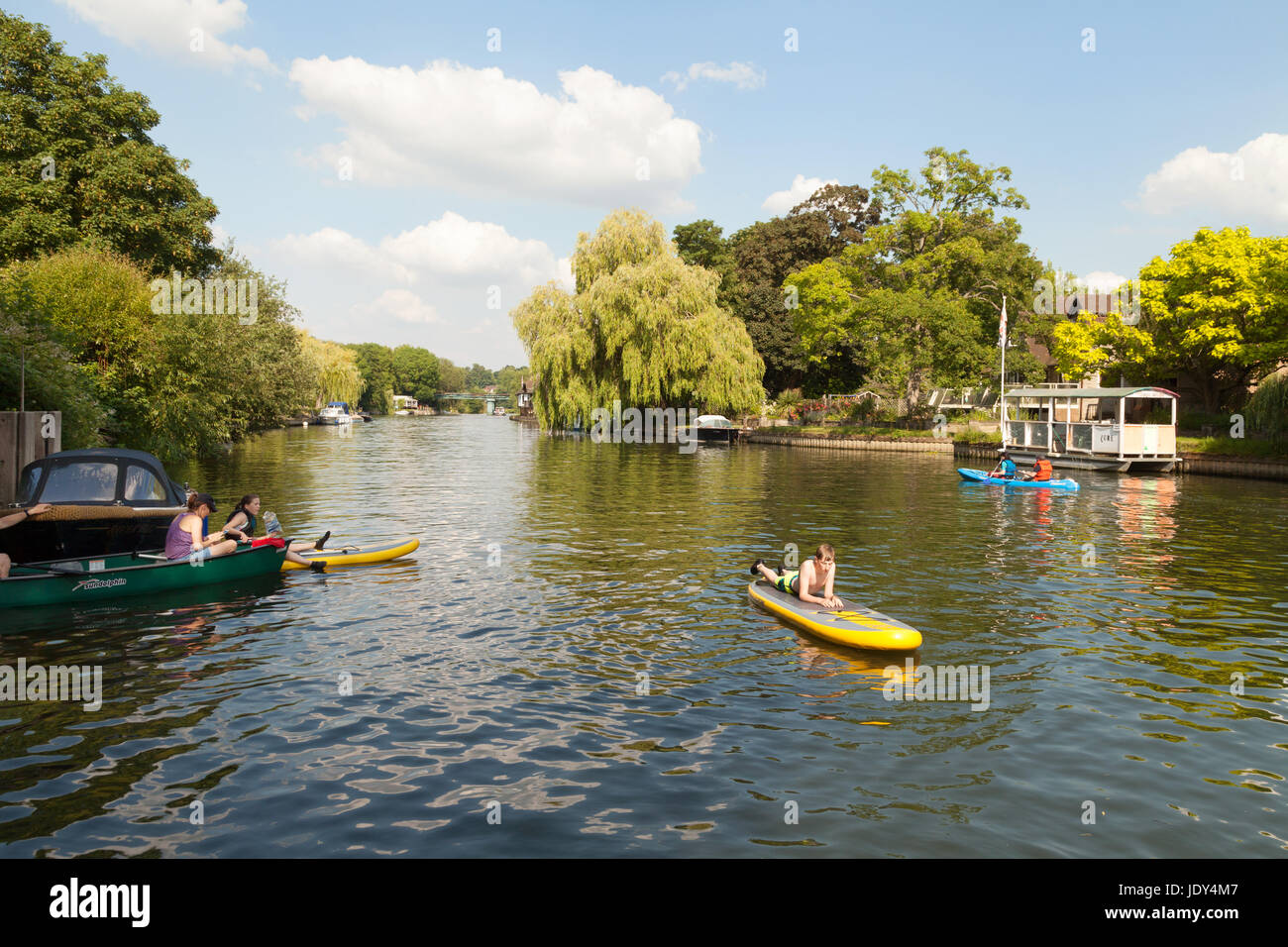 Les adolescents la natation et la navigation de plaisance sur la rivière Thames près de Henley on Thames, Oxfordshire England UK Banque D'Images