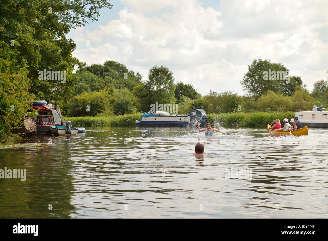Les gens la natation et le canoë-kayak sur la Tamise à Wargrave dans Berkshire England UK Banque D'Images