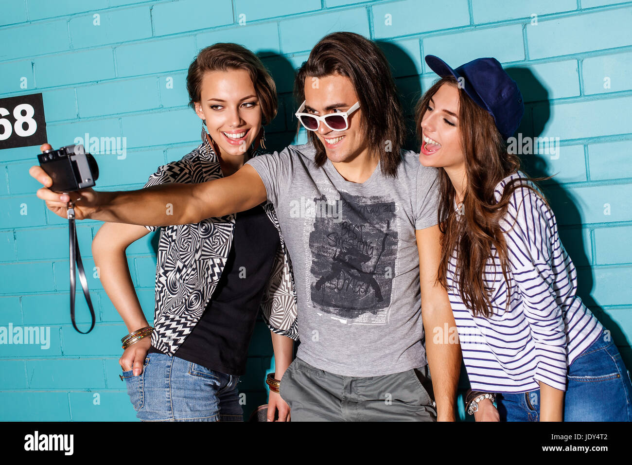 Portrait De Style Belle Meilleure Amie Hipsters Portant Des Tenues Elegantes Et Lumineuses Ont Beaucoup De Temps Beau Garcon Avec Deux Belles Dames Taki Photo Stock Alamy Portrait De Style Belle Meilleure Amie Hipsters Portant Des Tenues Elegantes Et Lumineuses Ont Beaucoup De Temps Beau Garcon Avec Deux Belles Dames Taki Photo Stock Alamy