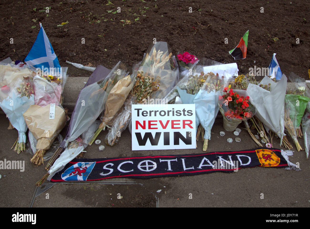 Les terroristes ne gagnera jamais l'Écosse nous aimons hommage Manchester signe George Square Glasgow fleurs Banque D'Images