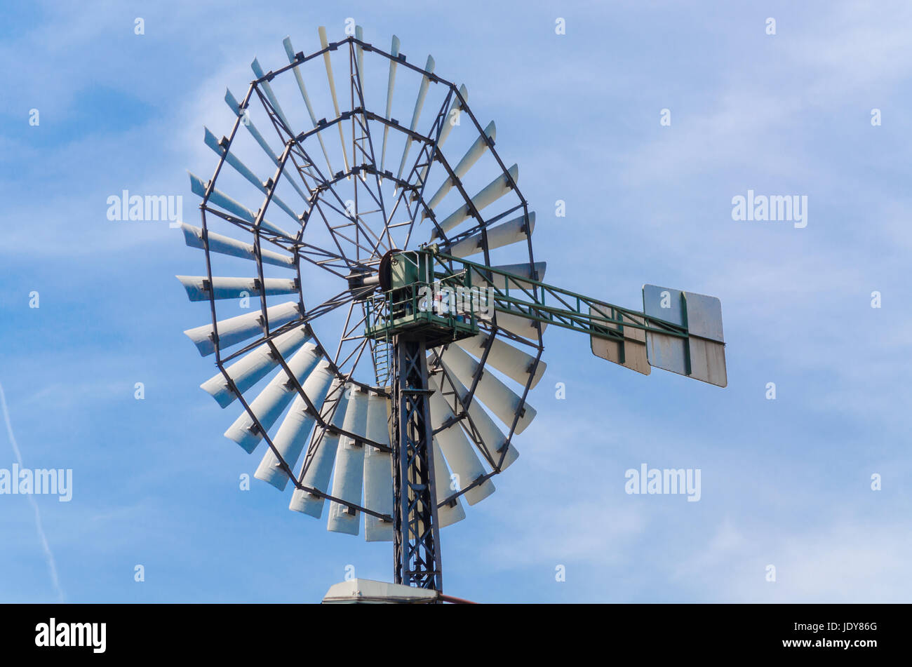 Landschaftspark Duisburg Nord, der guinée Hochofenbetrieb à Duisburg Allemagne wurde 1985 stillgelegt, Das alte Industriegelände bestehend aus drei Hochöfen und verschiedenen Industrie Coaching der Öffentlichkeit zugänglich gemacht,Blick auf den Windenergieturm der Wasser über eine Förderschnecke zur Bewässerung der Gärten dient. Aufnahmen der l avec l'Poste. Banque D'Images