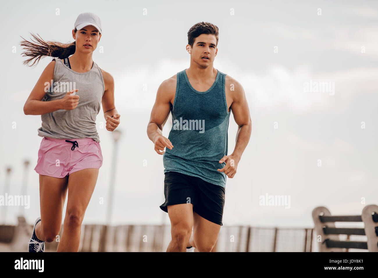 Les jeunes en cours d'exécution à l'extérieur. Couple de coureurs au matin. Banque D'Images