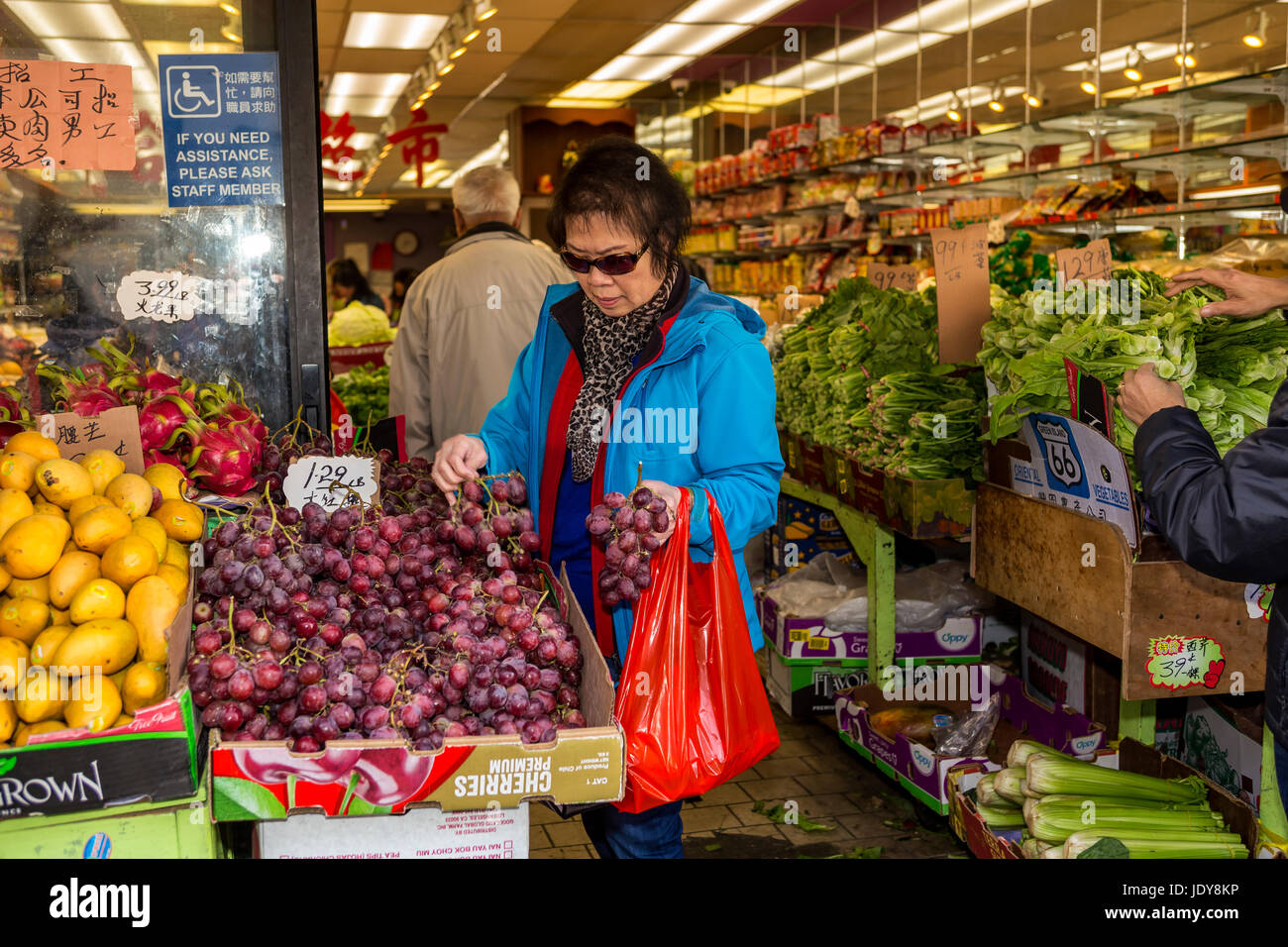 Femme-chinois, chinois-américain, femme, shopper, shopping, marché de fruits et légumes, stockton Street, Chinatown, San Francisco, Californie Banque D'Images