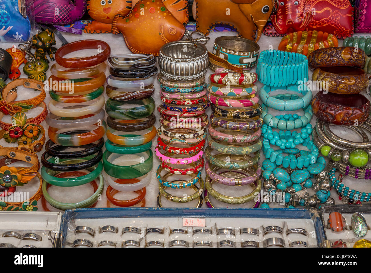 Bracelets en vente, vitrine, magasin de souvenirs, Stockton Street, Chinatown, San Francisco, California, United States Banque D'Images