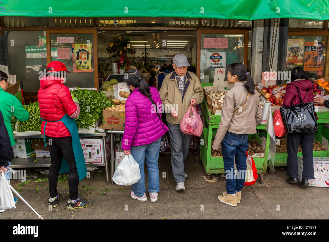 Chinese-américains, chinois, américains, Shoppers, shopping, marché de fruits et légumes, stockton Street, Chinatown, San Francisco, Californie Banque D'Images