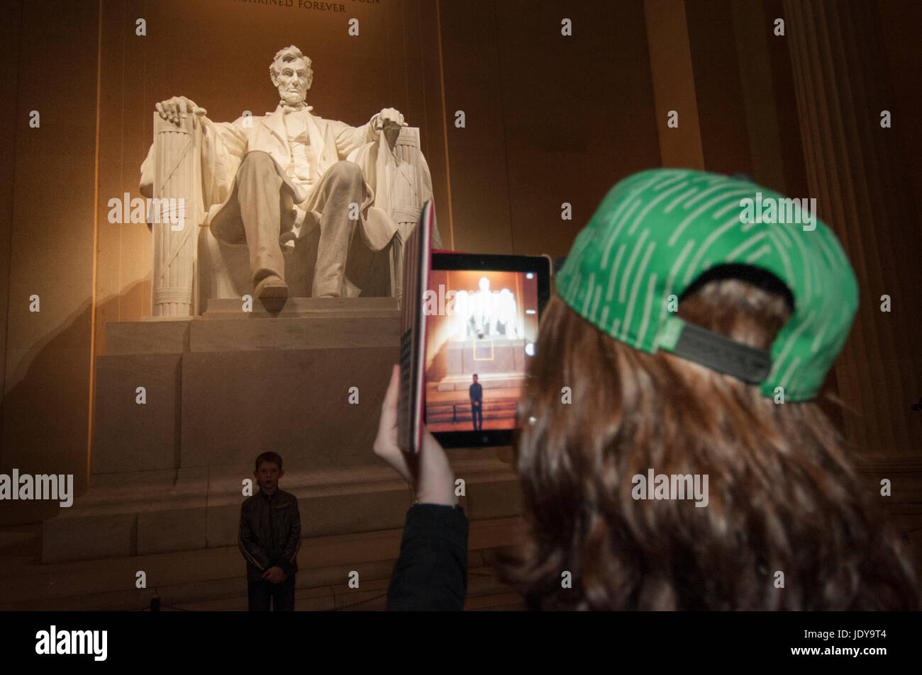 Touriste avec un Ipad au Lincoln Memorial, Washington D.C. Banque D'Images