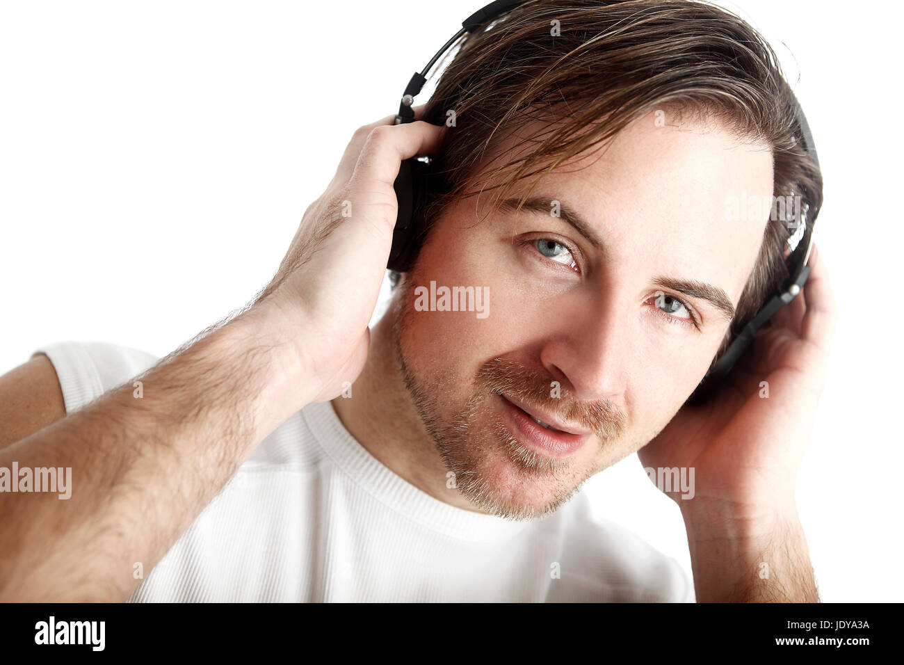 Belle caucasian man with headphones devant un fond blanc Banque D'Images