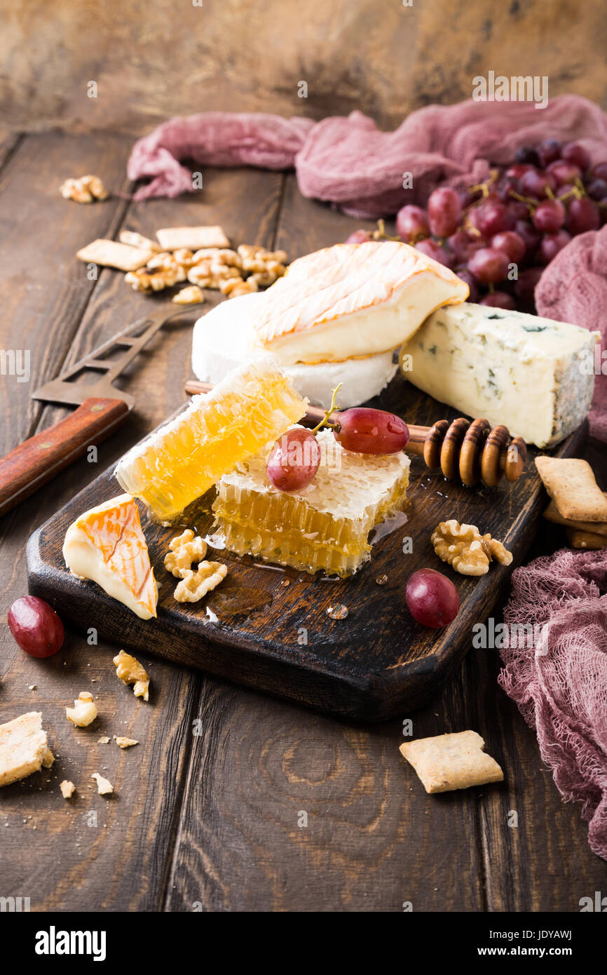 De miel avec un assortiment de fromages Banque D'Images