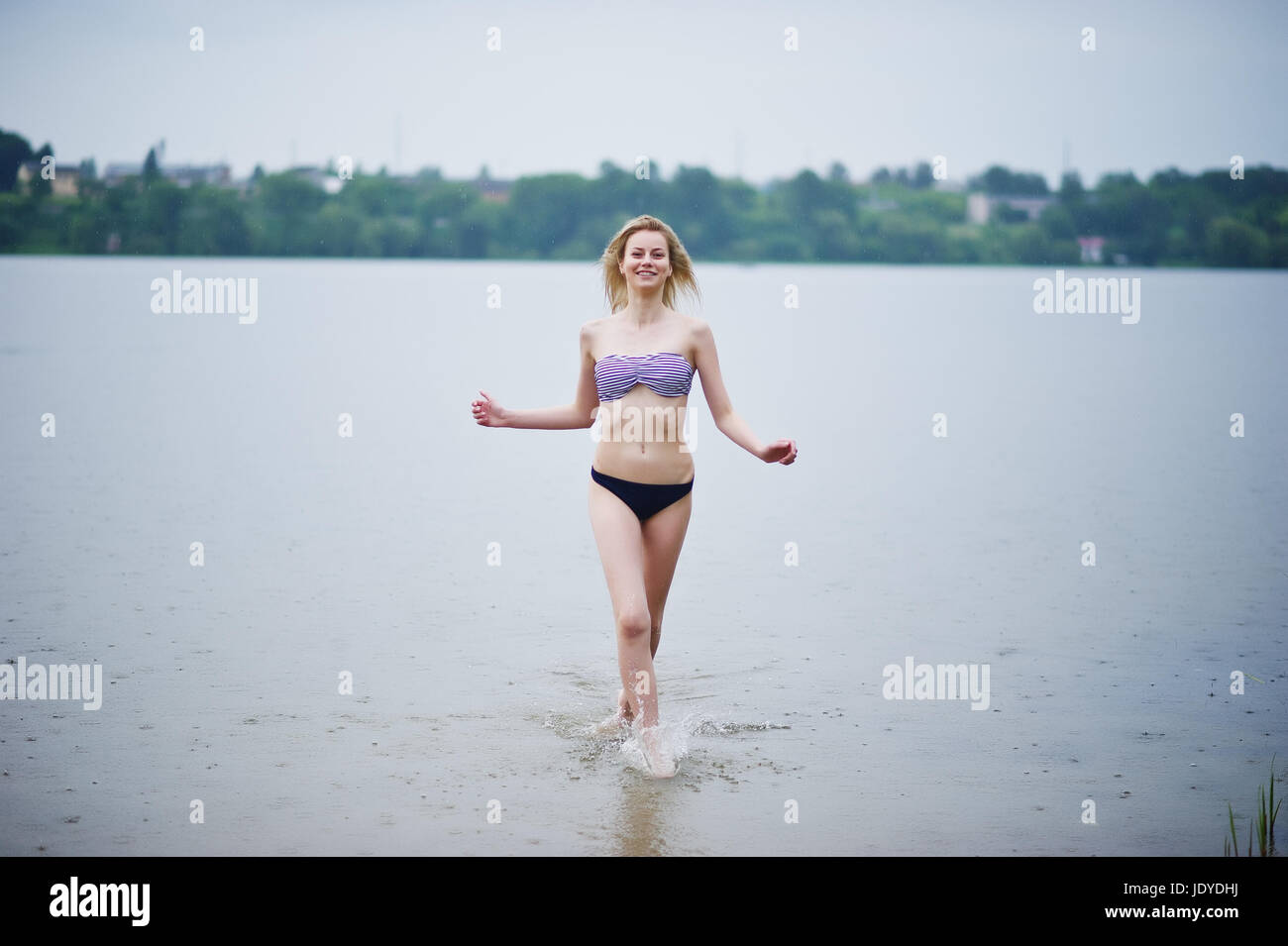 Portrait d'un beau modèle de bikini et permanent de poser dans l'eau. Banque D'Images