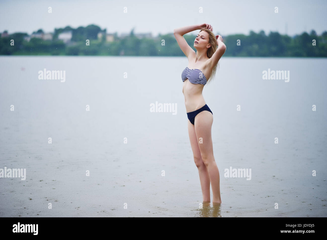 Portrait d'un beau modèle de bikini et permanent de poser dans l'eau. Banque D'Images