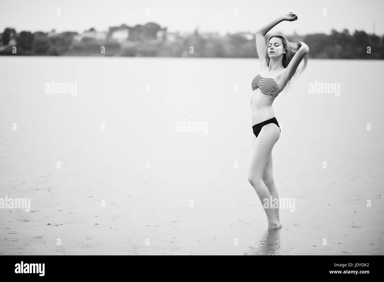 Portrait d'un beau modèle de bikini et permanent de poser dans l'eau. Photo en noir et blanc. Banque D'Images