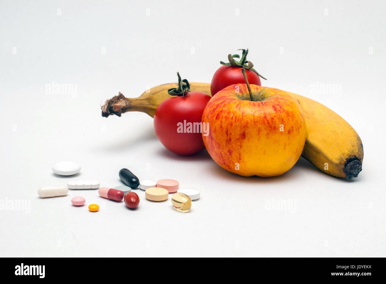 Verschiedene bunte Tabletten, Apfel, banane, Tomaten und isoliert Banque D'Images