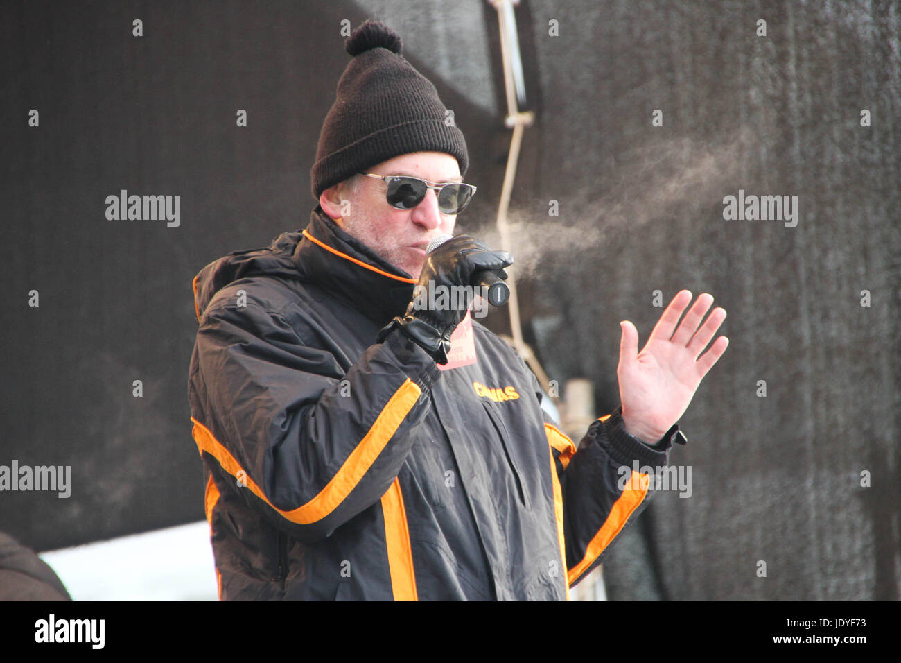 Moscou, Russie - le 4 février 2012. Menant le rallye pour des élections équitables, un critique musical Artemy Troitsky Banque D'Images