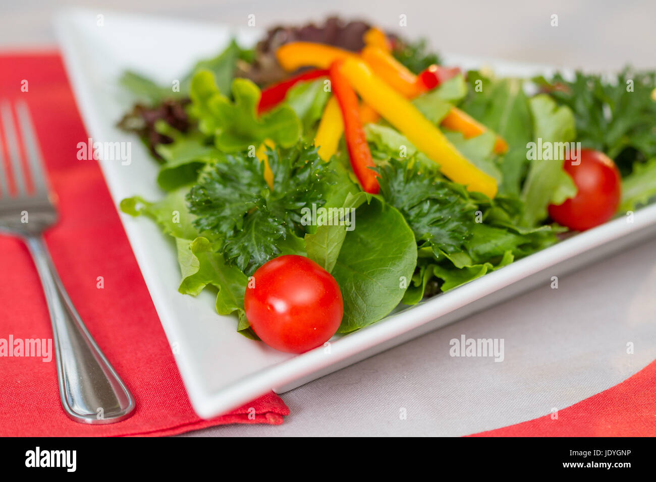 Salade de laitue, tomates et poivrons Banque D'Images