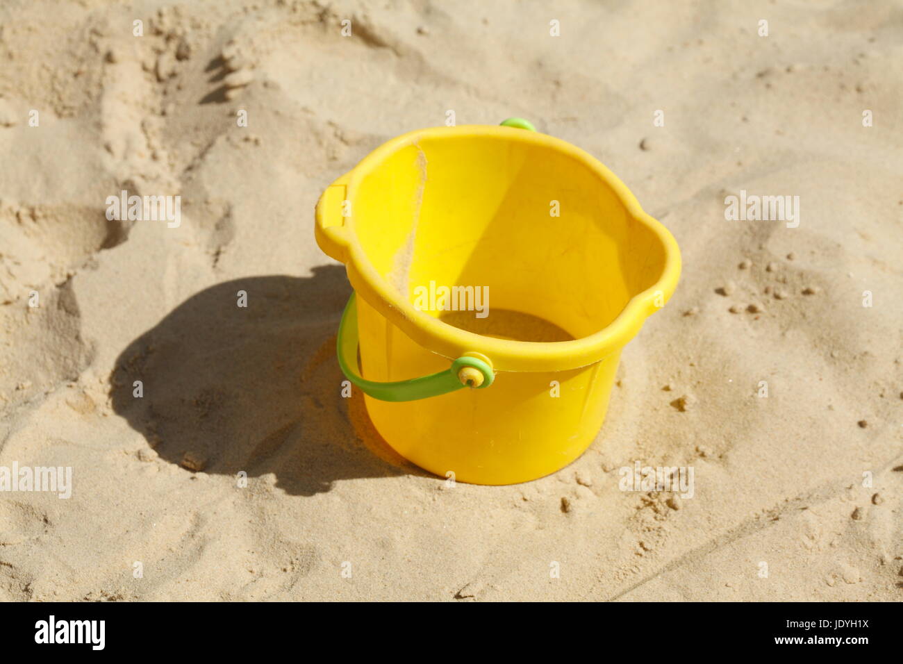 Jouets en plastique dans un bac à sable sur une aire de jeux pour enfants Banque D'Images