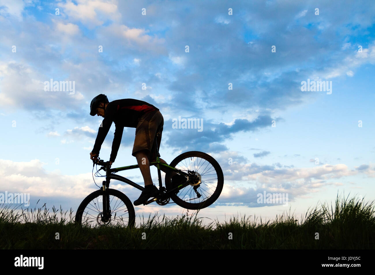 Velo de montagne equitation et sauter sur votre velo en inspiration printemps coucher de silhouette. Velo homme VTT enduro sur piste d inspiration. Remise en forme Sport motivati Photo Stock Alamy