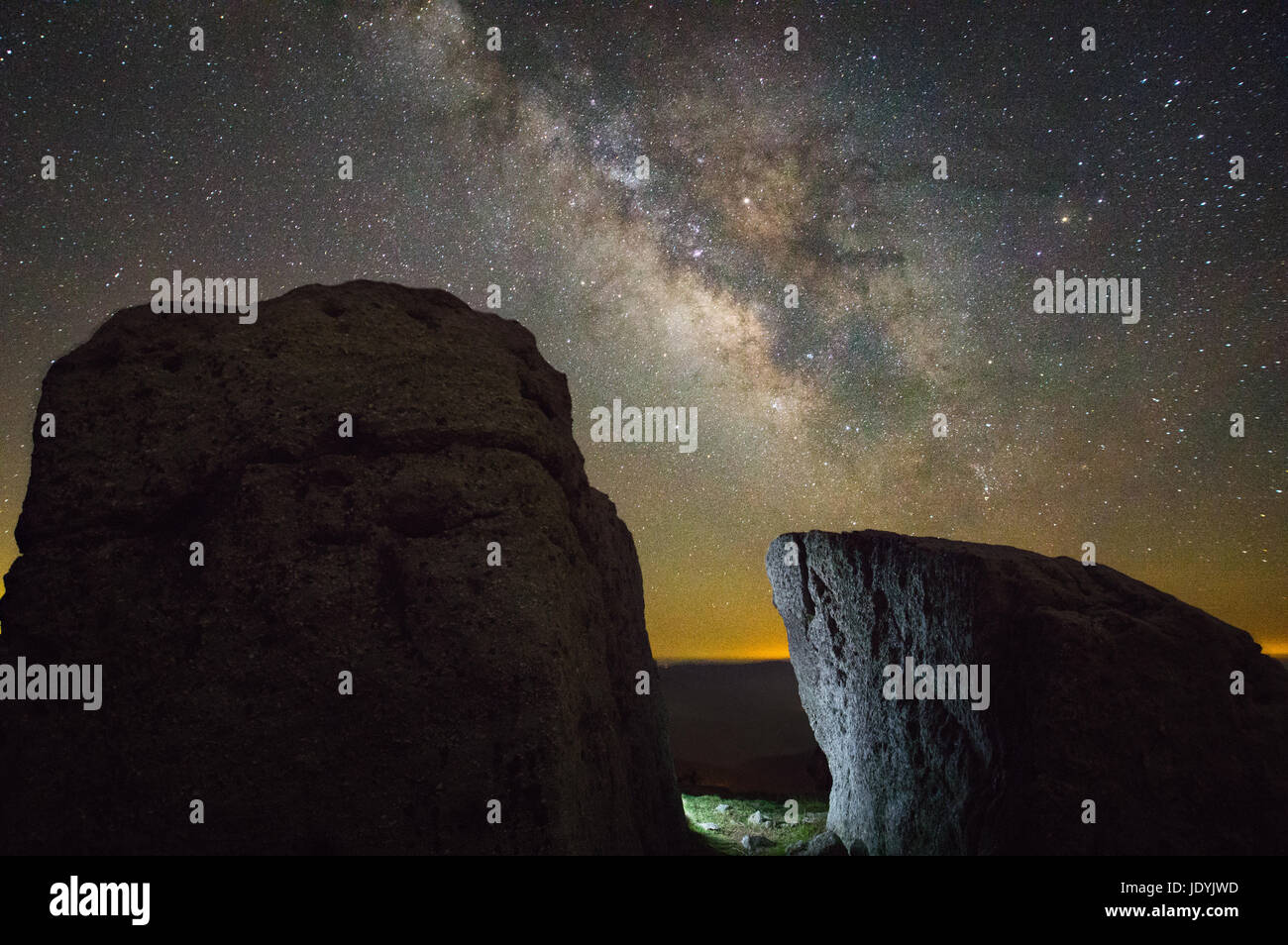 Rochers antiques les champs de la litière au sommet Spruce Knob, West Virginia, point le plus élevé de la Voie lactée et les étoiles s'élevant au-dessus de eux. Banque D'Images