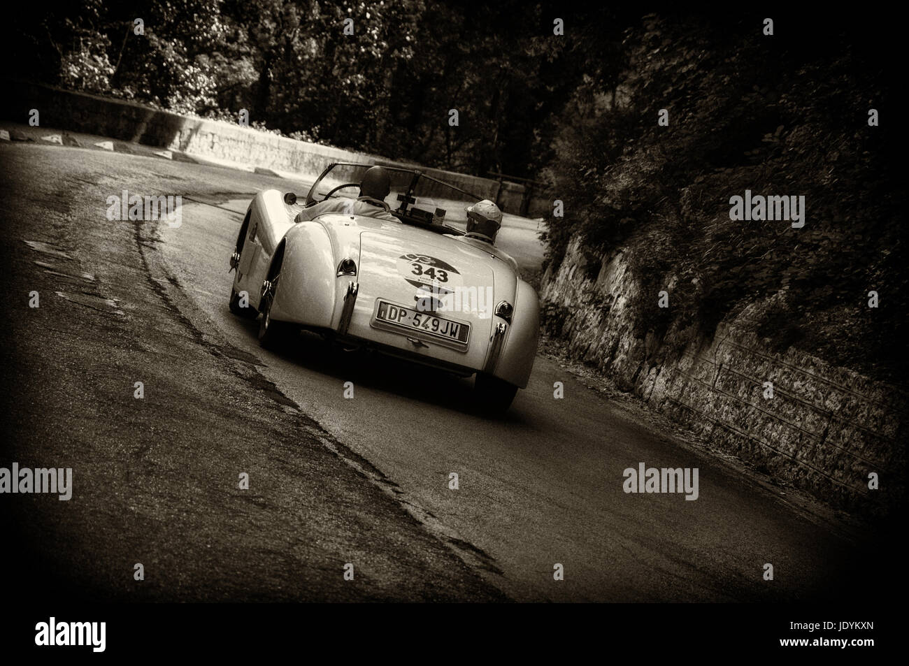 Jaguar 120 ROADSTER 1954 OTS sur une vieille voiture de course en rallye Mille Miglia 2017 la célèbre course historique italien (1927-1957) le 19 mai 2017 Banque D'Images