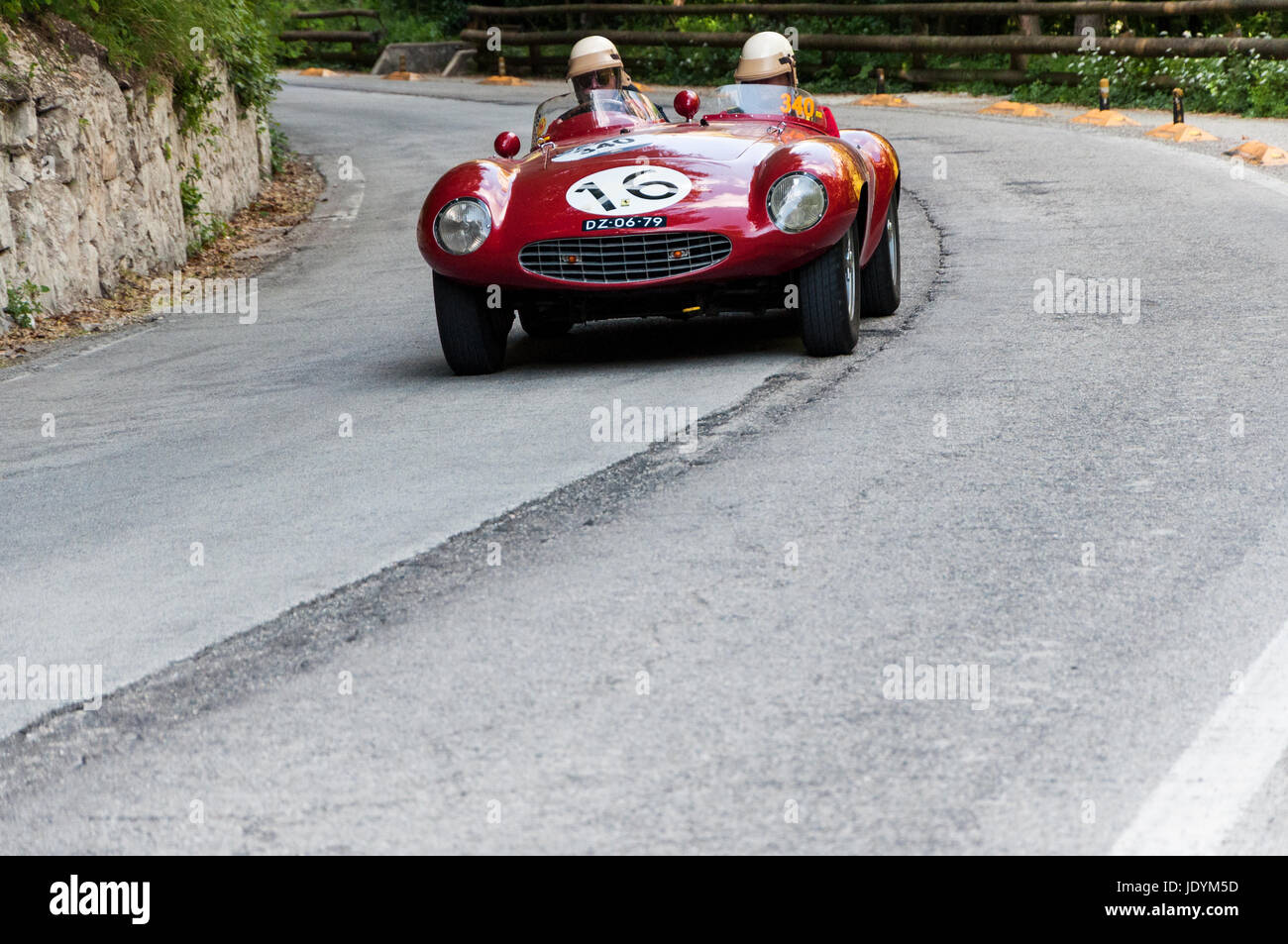 GOLA DEL FURLO, ITALIE - 19 MAI : Ferrari 750 Spider MONZA SCAGLIETTI 1954 sur une vieille voiture de course en rallye Mille Miglia 2017 la célèbre italie historique Banque D'Images