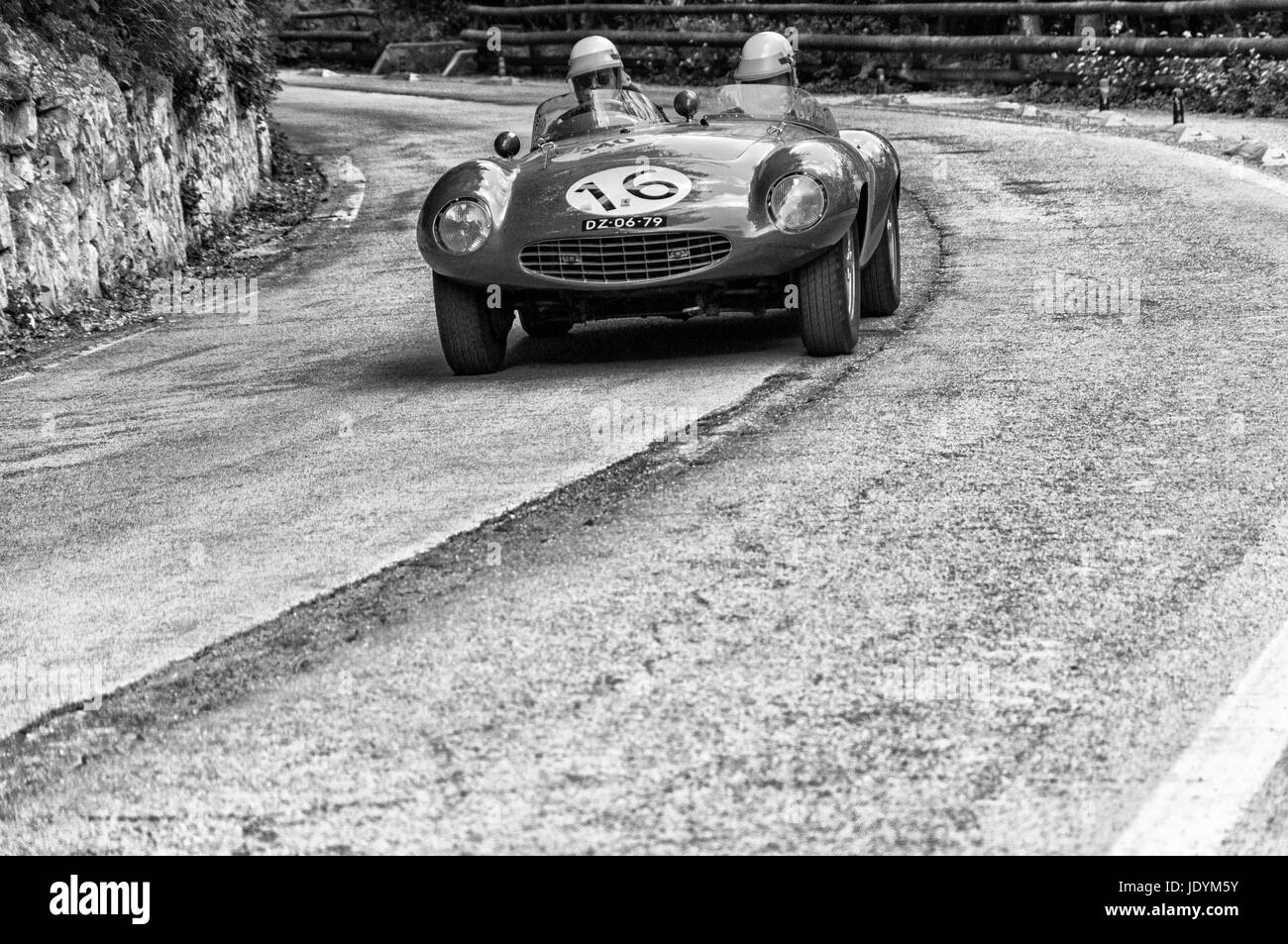 GOLA DEL FURLO, ITALIE - 19 MAI : Ferrari 750 Spider MONZA SCAGLIETTI 1954 sur une vieille voiture de course en rallye Mille Miglia 2017 la célèbre italie historique Banque D'Images