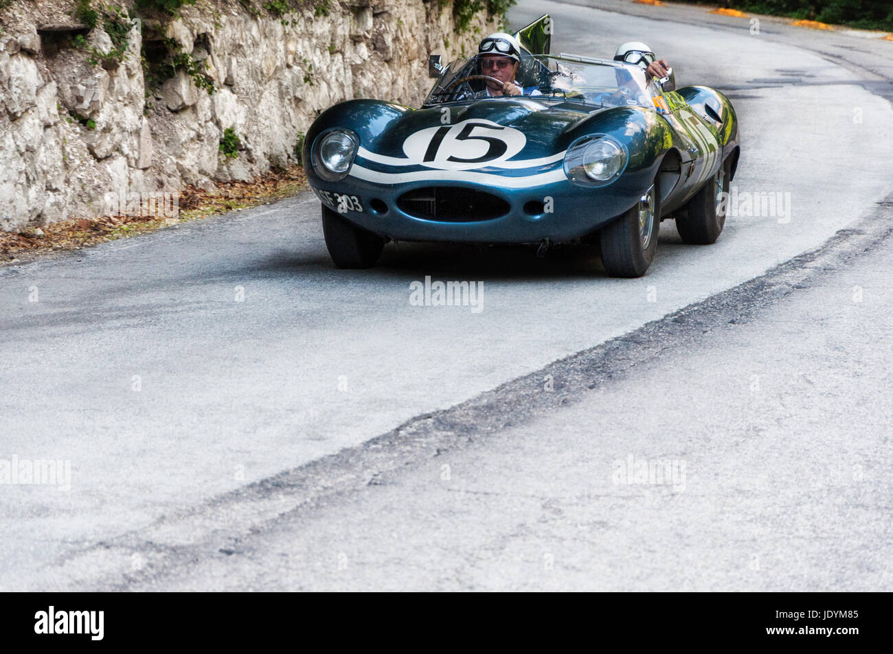 GOLA DEL FURLO, ITALIE - 19 MAI : JAGUAR D-TYPE 1956 sur une vieille voiture de course en rallye Mille Miglia 2017 la célèbre course historique italien (1927-1957) sur M Banque D'Images