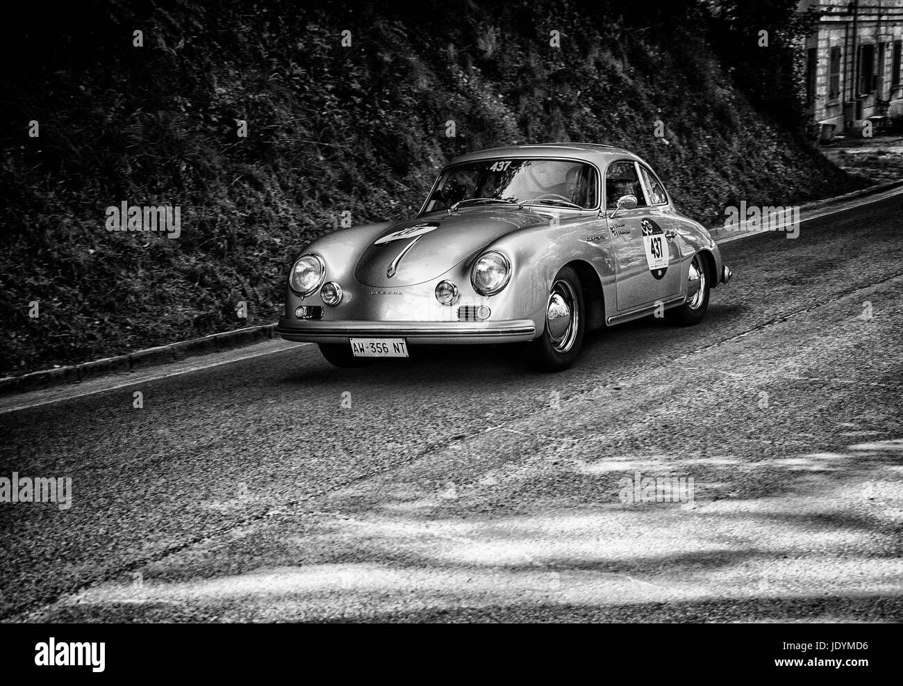 PORSCHE 356 Carrera 1956 GS 1500 sur une vieille voiture de course en rallye Mille Miglia 2017 la célèbre course historique italien (1927-1957) le 19 mai 2017 Banque D'Images