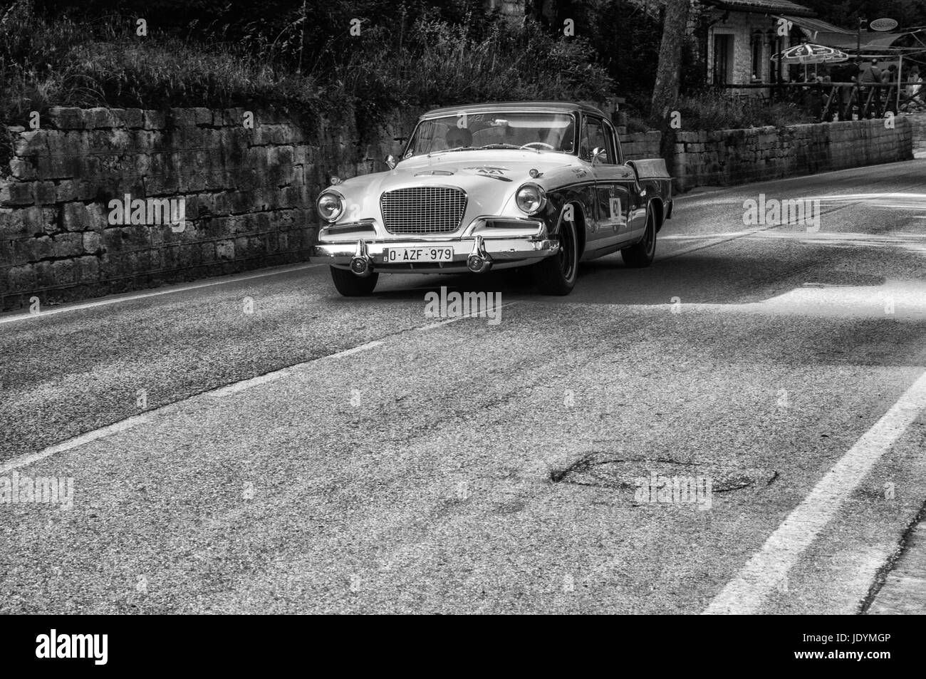 GOLA DEL FURLO, ITALIE - 19 MAI : STUDEBAKER GOLDEN HAWK 1956 sur une vieille voiture de course en rallye Mille Miglia 2017 la célèbre course historique italien (1927-1 Banque D'Images