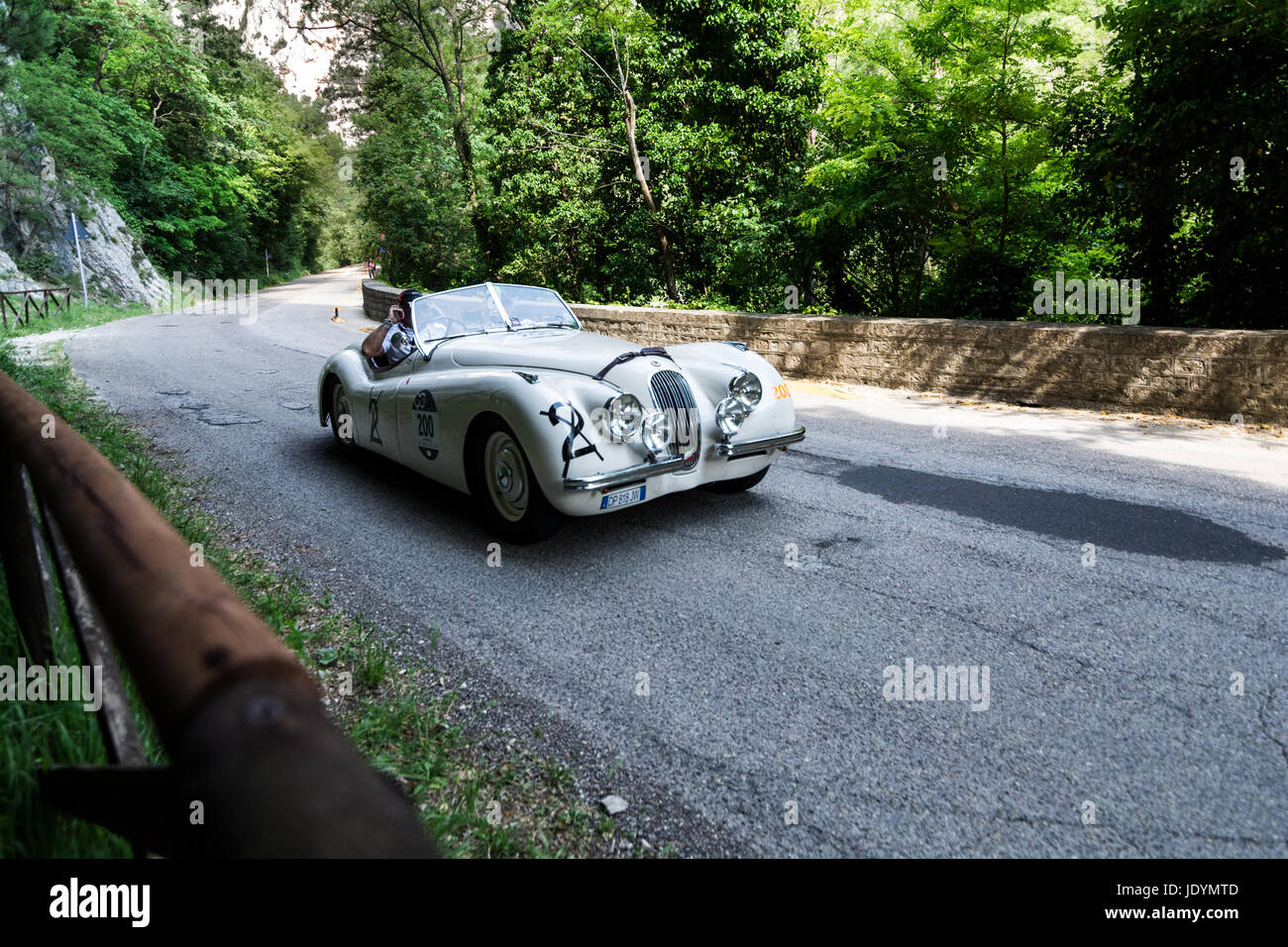 GOLA DEL FURLO, ITALIE - 19 MAI : Jaguar XK 120 ROADSTER 1950 OTS sur une vieille voiture de course en rallye Mille Miglia 2017 la célèbre course historique italien (1 Banque D'Images