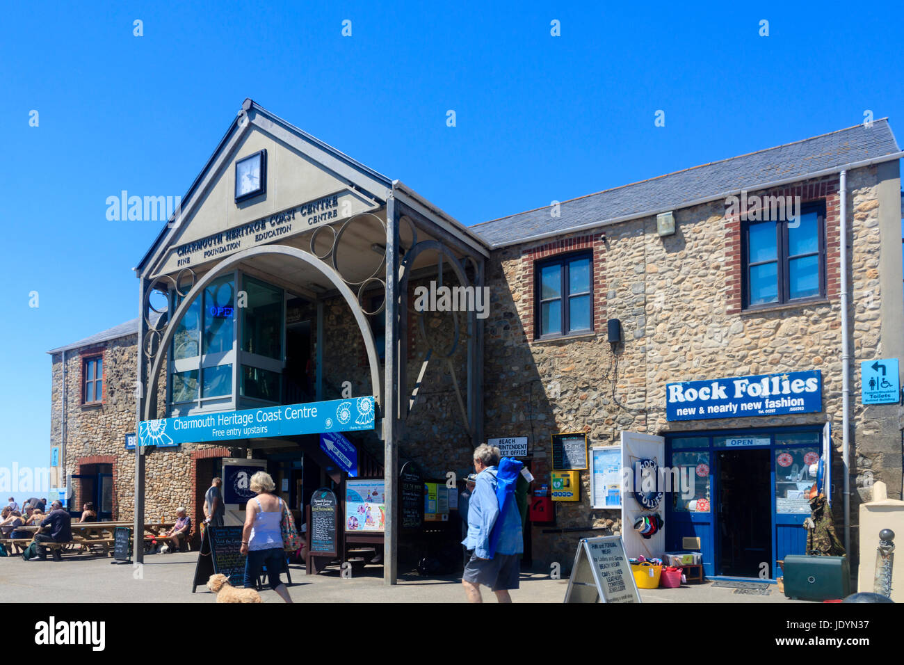 Façade de la côte, Centre du patrimoine Charmouth Dorset,UK, avec les combustibles shop et le café du musée ci-dessous Banque D'Images