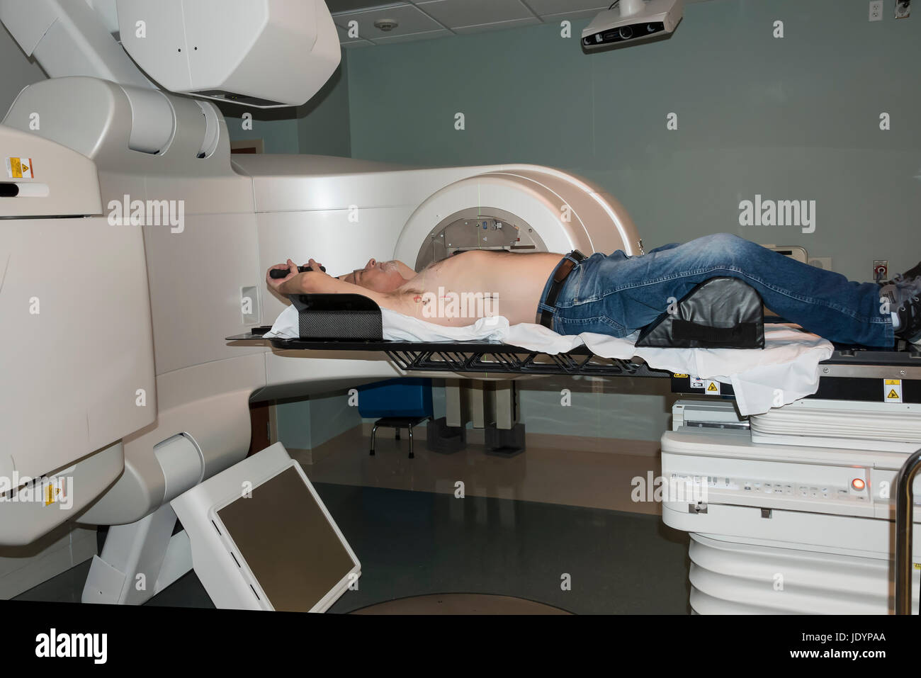 Radiothérapie Patient lignes repères laser pour cibler les cellules cancéreuses dans la poitrine Banque D'Images