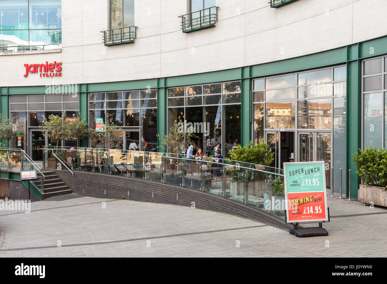 Restaurant italien, une partie de la chaîne italienne Jamies administré par le célèbre chef Jamie Oliver, dans le centre de Birmingham, Angleterre, RU Banque D'Images