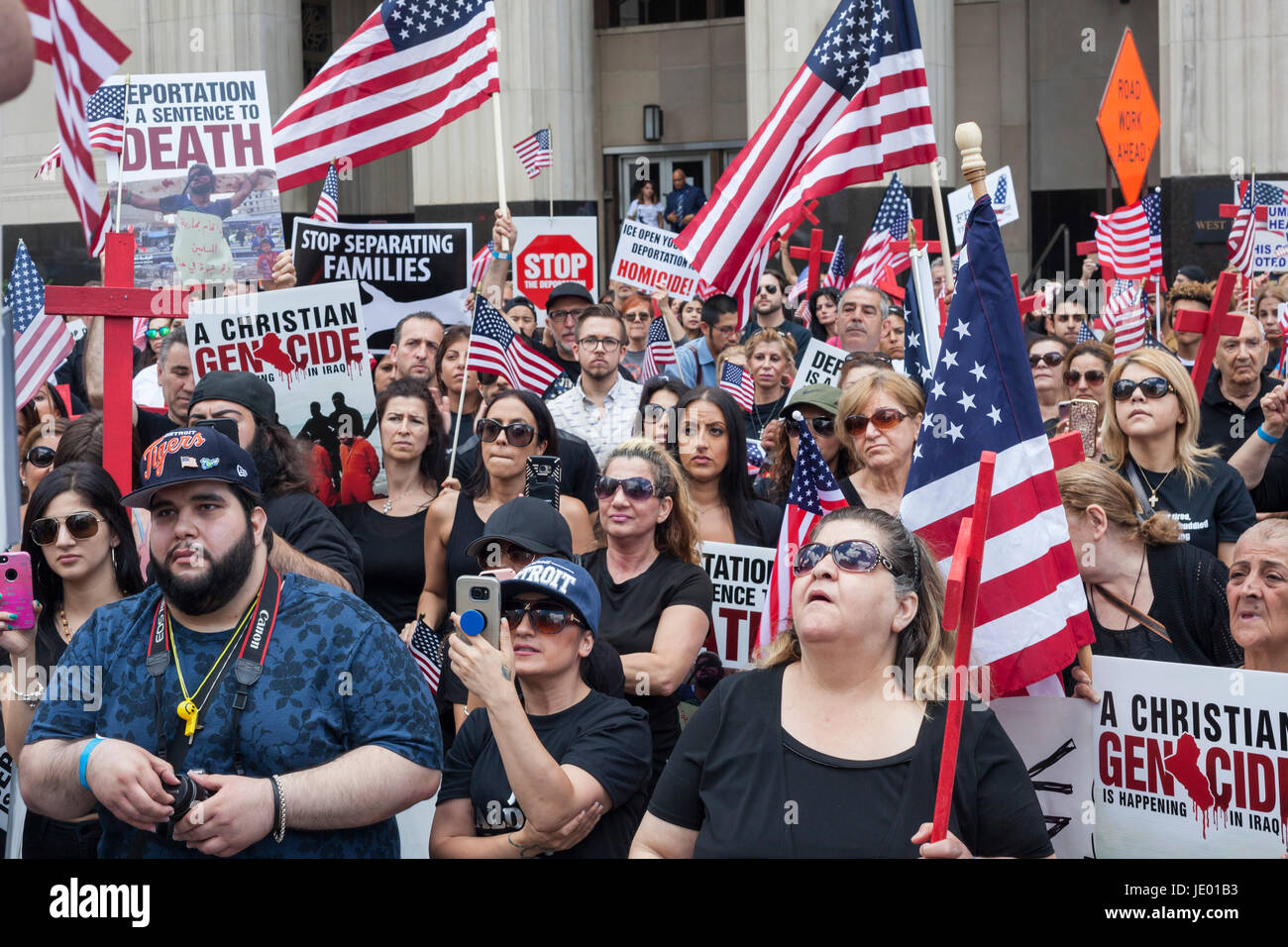 Detroit, Michigan, USA. 21 Juin, 2017. Membres et sympathisants de la communauté chaldéenne de Detroit de chrétiens irakiens se sont rassemblées devant le palais fédéral pour protester contre l'arrestation du gouvernement de dizaines d'irakiens qui ils ont l'intention d'expulser. L'intérieur du palais, les arguments ont été entendus sur une poursuite en recours collectif déposée par l'ACLU qui cherchent à arrêter les déportations. Crédit : Jim West/Alamy Live News Banque D'Images