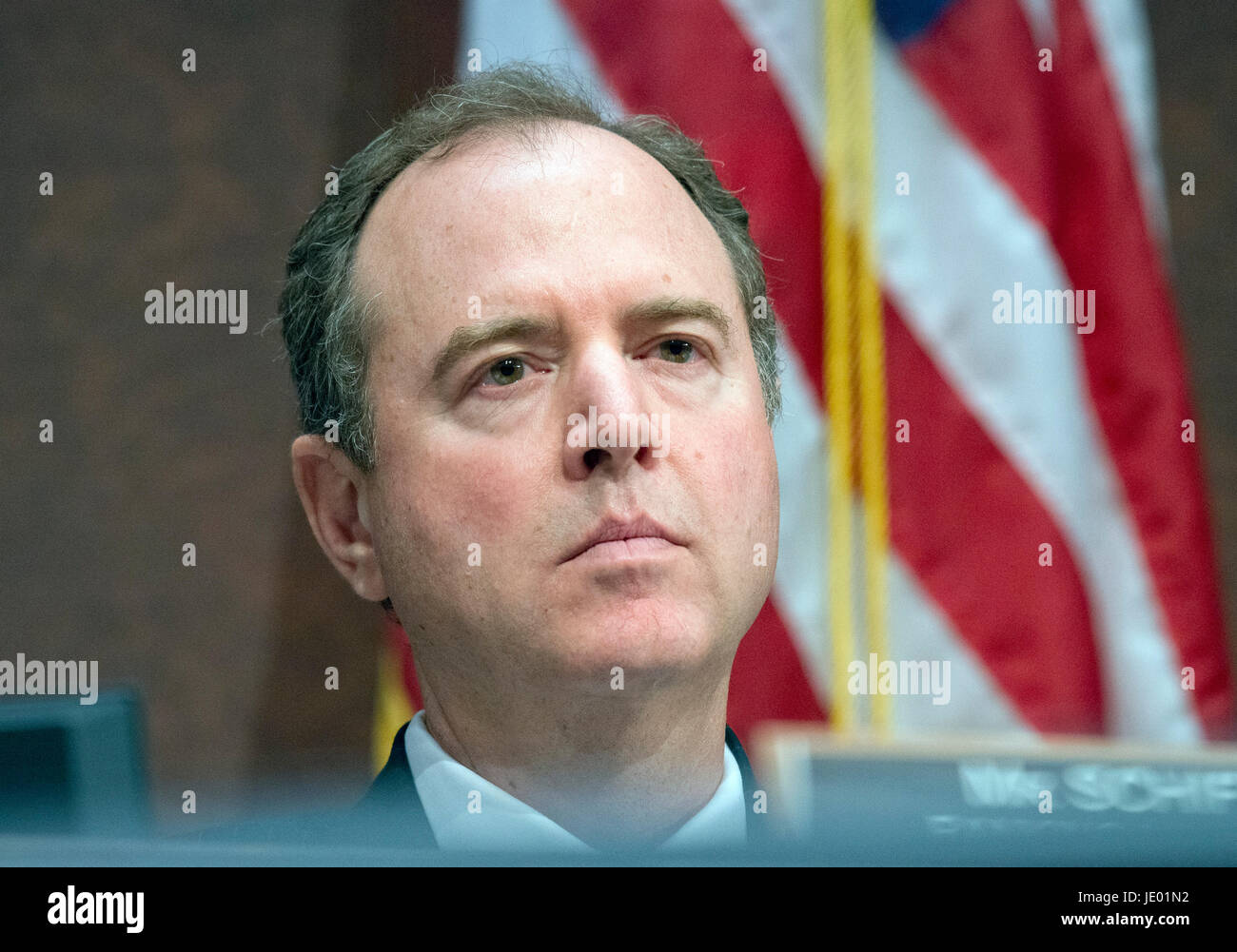 Représentant des États-Unis Adam Schiff (démocrate de Californie), Rang, US House Permanent Select Committee on Intelligence Russie Groupe de travail d'enquête, écoute l'ex-Secrétaire de la sécurité intérieure Jeh Johnson témoigne devant le comité sur la colline du Capitole à Washington, DC le mercredi 21 juin 2017. Credit : Ron Sachs/CNP /MediaPunch Banque D'Images