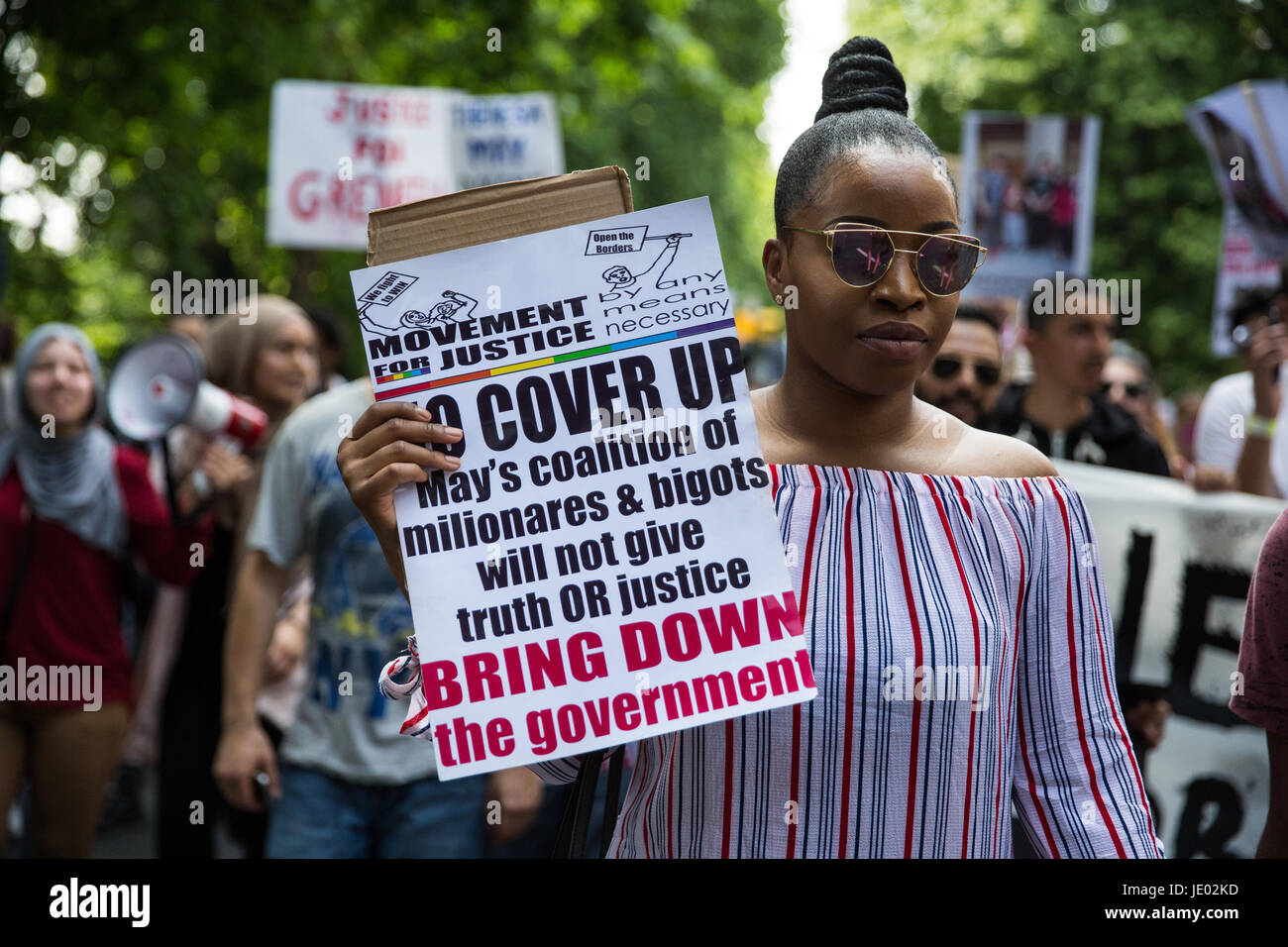 Londres, Royaume-Uni. 21 Juin, 2017. Des militants de mouvement pour la justice par tous les moyens nécessaires organiser une "journée de colère" de mars Shepherds Bush Green à la place du Parlement pour exiger la justice pour les personnes touchées par l'incendie dans la tour de Grenfell et de demander un changement de gouvernement le jour de l'imprimeur de la parole au Parlement. Credit : Mark Kerrison/Alamy Live News Banque D'Images