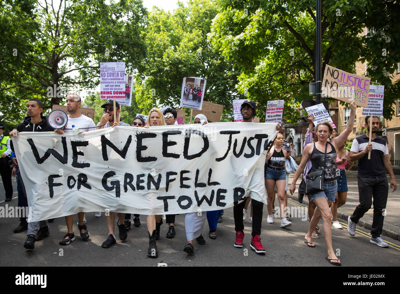 Londres, Royaume-Uni. 21 Juin, 2017. Des militants de mouvement pour la justice par tous les moyens nécessaires organiser une "journée de colère" de mars Shepherds Bush Green à la place du Parlement pour exiger la justice pour les personnes touchées par l'incendie dans la tour de Grenfell et de demander un changement de gouvernement le jour de l'imprimeur de la parole au Parlement. Credit : Mark Kerrison/Alamy Live News Banque D'Images