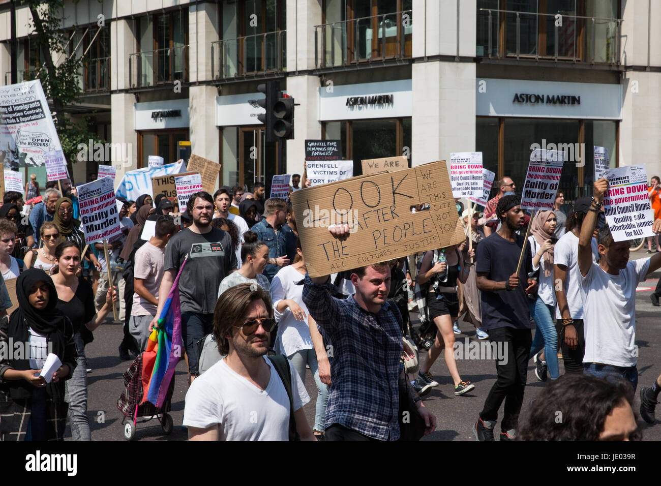 Londres, Royaume-Uni. 21 Juin, 2017. Des militants de mouvement pour la justice par tous les moyens nécessaires organiser une "journée de colère" de mars Shepherds Bush Green à la place du Parlement pour exiger la justice pour les personnes touchées par l'incendie dans la tour de Grenfell et de demander un changement de gouvernement le jour de l'imprimeur de la parole au Parlement. Credit : Mark Kerrison/Alamy Live News Banque D'Images