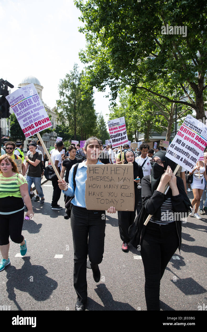 Londres, Royaume-Uni. 21 Juin, 2017. Des militants de mouvement pour la justice par tous les moyens nécessaires organiser une "journée de colère" de mars Shepherds Bush Green à la place du Parlement pour exiger la justice pour les personnes touchées par l'incendie dans la tour de Grenfell et de demander un changement de gouvernement le jour de l'imprimeur de la parole au Parlement. Credit : Mark Kerrison/Alamy Live News Banque D'Images