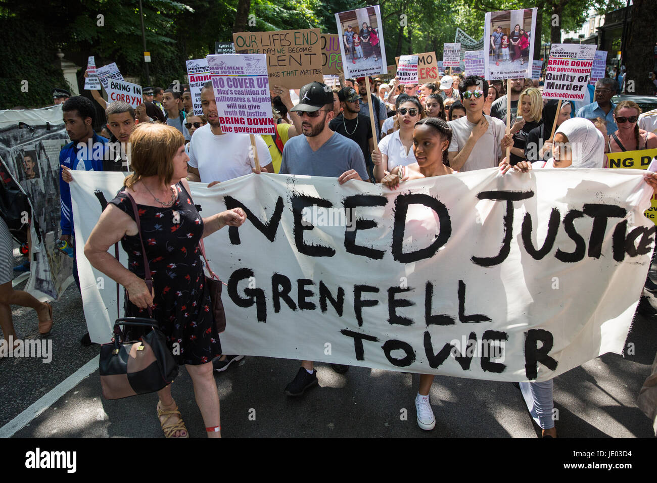 Londres, Royaume-Uni. 21 Juin, 2017. Des militants de mouvement pour la justice par tous les moyens nécessaires organiser une "journée de colère" de mars Shepherds Bush Green à la place du Parlement pour exiger la justice pour les personnes touchées par l'incendie dans la tour de Grenfell et de demander un changement de gouvernement le jour de l'imprimeur de la parole au Parlement. Credit : Mark Kerrison/Alamy Live News Banque D'Images