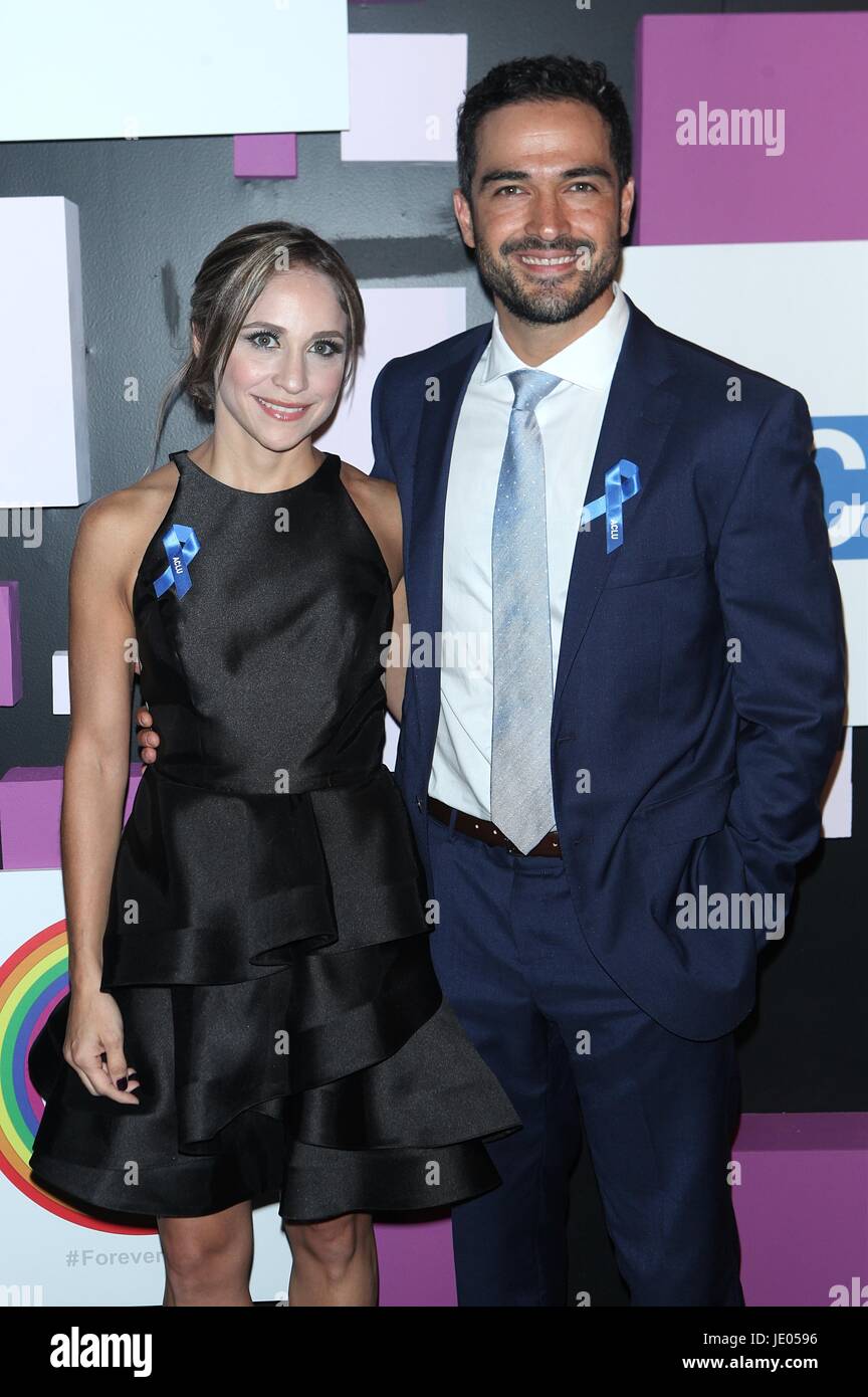 New York, NY, USA. 21 Juin, 2017. Alfonso Herrera à 2017 Village Voice Pride Awards à capitale le 21 juin 2017 à New York. Crédit : Diego Corredor Punch/media/Alamy Live News Banque D'Images