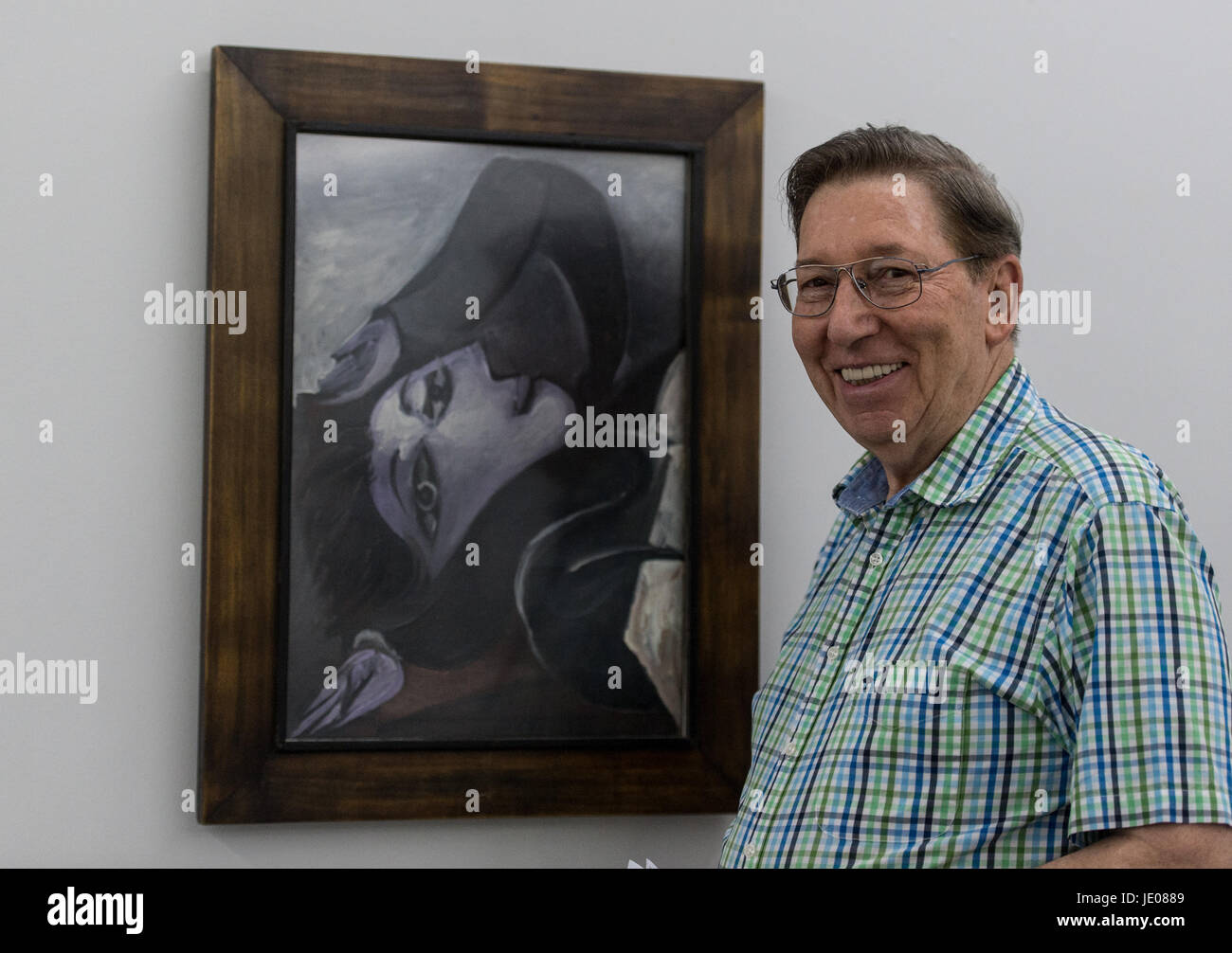 Riegel, Allemagne. 21 Juin, 2017. Président de la fondation Juergen A. Messmer, devant une peinture de Picasso de Dora Maar au cours de l'exposition 'Picasso et les femmes" à l'art hall Messmer à Riegel, Allemagne, 21 juin 2017. Les vitrines de l'exposition des femmes dans la vie de Picasso qui a servi de muses et est devenu artiste dans leur propre droit. L'exposition peut être vu entre le 24 juin 2017 et le 12 novembre 2017. Photo : Patrick Seeger/dpa/Alamy Live News Banque D'Images