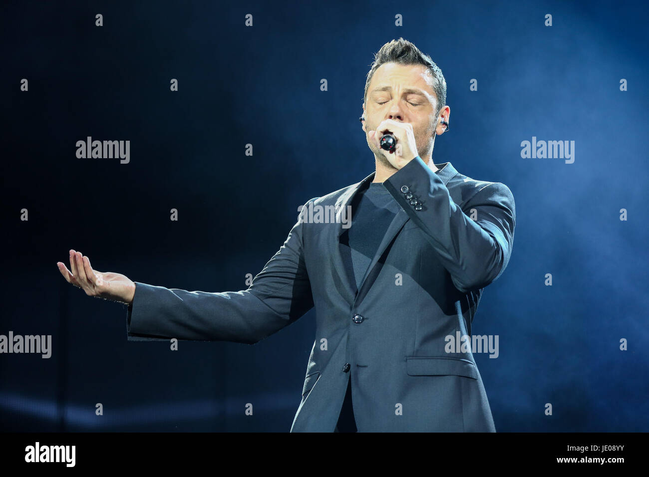 Turin, ita. 21 Juin, 2017. Torino, le chanteur italien Tiziano Ferro live jouée au Stade Olympique, avec sa 'La vie de la vie d''. Un concert/show plein d'énergie, des lumières, de la chaleur, où tout a le goût colossal ! Credit : IPA/Alamy Live News Banque D'Images