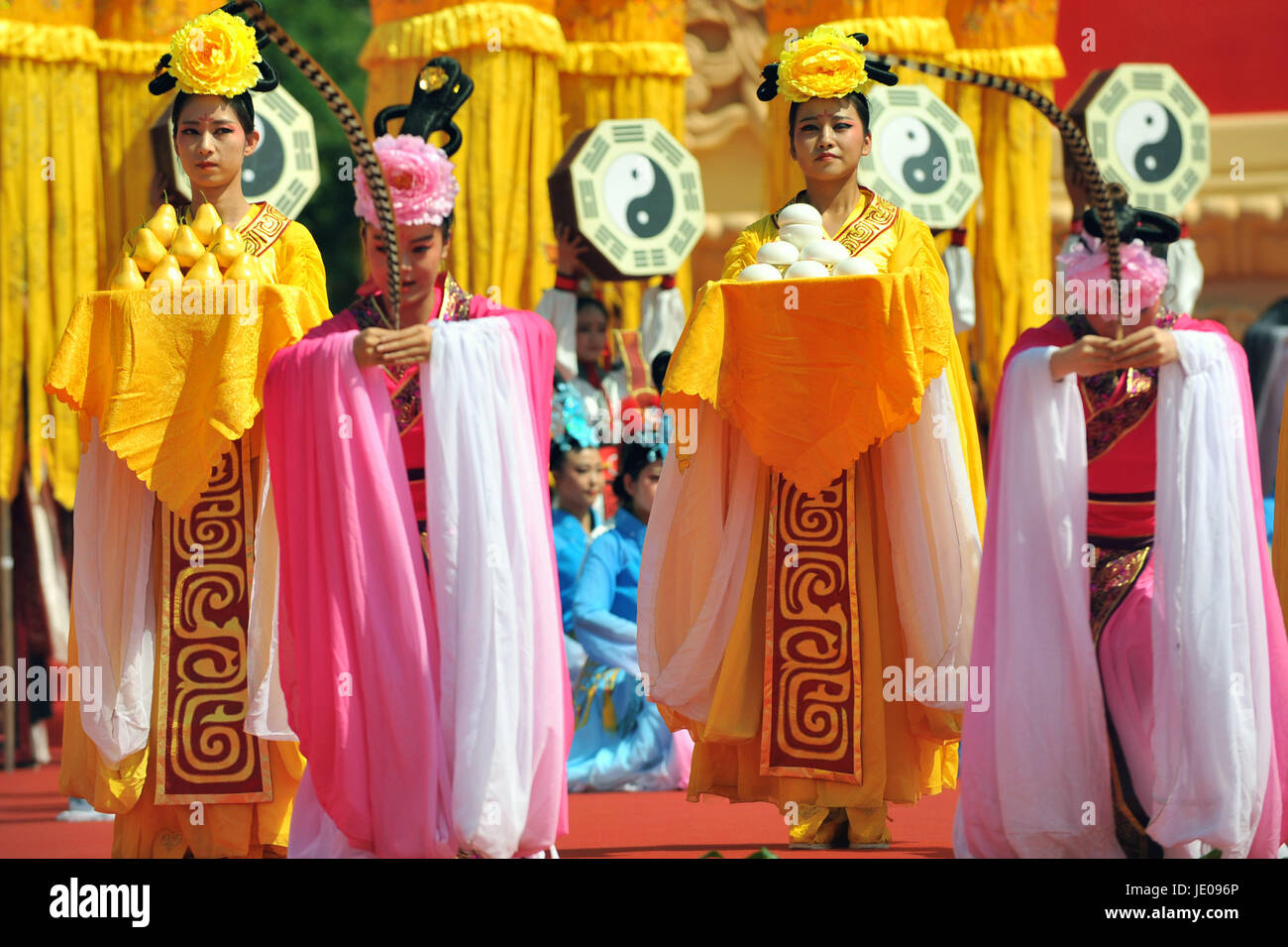 Tianshui, Chine. 22 Juin, 2017. Effectuer au cours d'un sacrifice acteurs cérémonie au temple de Fu Xi à Tianshui, province de Gansu, du nord-ouest de la Chine, le 22 juin 2017. Tianshui est censé être le lieu de naissance de Fu Xi, l'un des ancêtres légendaires de la nation chinoise. Selon certains experts, la plus grande invention qu'il a fait pour son peuple était les huit symboles divinatoires, qui fut le premier caractères écrits. Il est enregistré que Fu Xi est le premier à enseigner aux gens comment prendre du poisson avec des filets, et la façon de faire cuire la nourriture, moudre le grain et faire des vêtements. Source : Xinhua/Alamy Live News Banque D'Images