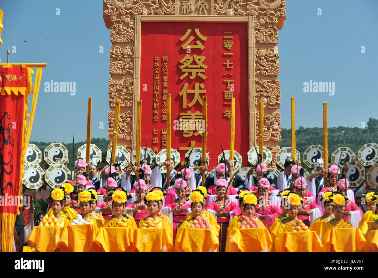 Tianshui, Chine. 22 Juin, 2017. Effectuer au cours d'un sacrifice acteurs cérémonie au temple de Fu Xi à Tianshui, province de Gansu, du nord-ouest de la Chine, le 22 juin 2017. Tianshui est censé être le lieu de naissance de Fu Xi, l'un des ancêtres légendaires de la nation chinoise. Selon certains experts, la plus grande invention qu'il a fait pour son peuple était les huit symboles divinatoires, qui fut le premier caractères écrits. Il est enregistré que Fu Xi est le premier à enseigner aux gens comment prendre du poisson avec des filets, et la façon de faire cuire la nourriture, moudre le grain et faire des vêtements. Source : Xinhua/Alamy Live News Banque D'Images