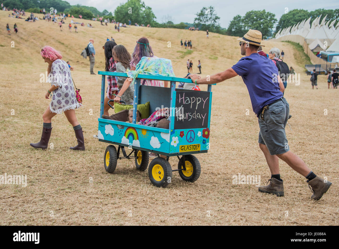 Glastonbury, Royaume-Uni. 22 Juin, 2017. Un jeune enfant est poussé par ronde parents dévoués dans un chariot fait maison pour le festival 2017 - Le festival de Glastonbury, digne ferme. Glastonbury, 2 juin 2017 Crédit : Guy Bell/Alamy Live News Banque D'Images