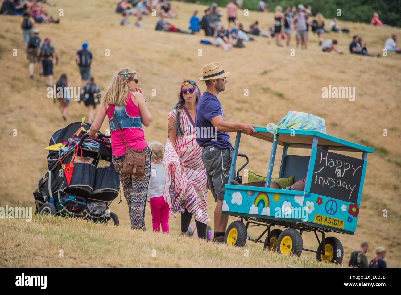 Glastonbury, Royaume-Uni. 22 Juin, 2017. Un jeune enfant est malmenée par des parents dans un chariot pour le festival 2017 - Le festival de Glastonbury, digne ferme. Glastonbury, 2 juin 2017 Crédit : Guy Bell/Alamy Live News Banque D'Images