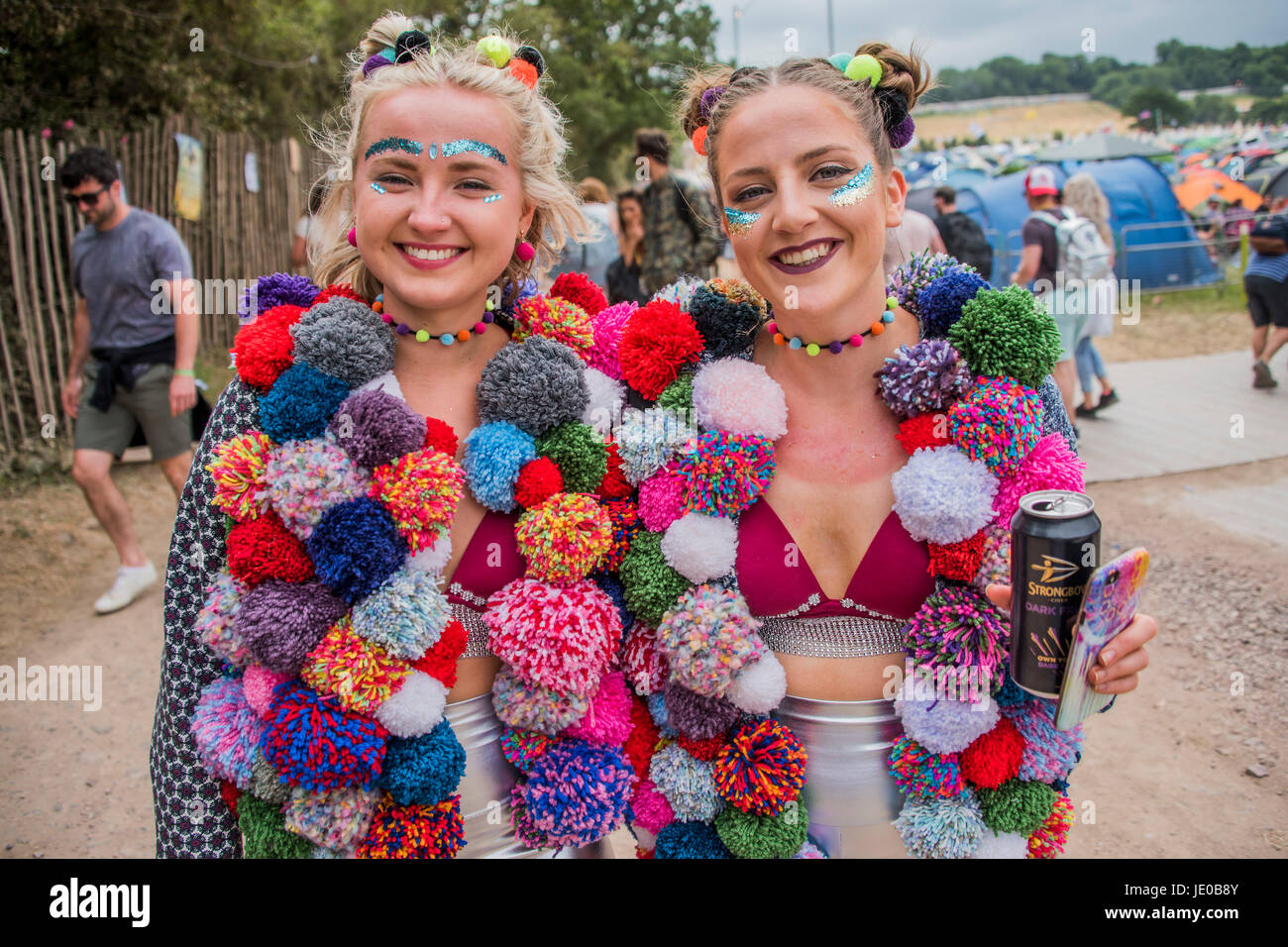 Glastonbury, Royaume-Uni. 22 Juin, 2017. Glasto fait maison, de la mode pom pom manteaux - Le festival de Glastonbury en 2017, digne ferme. Glastonbury, 2 juin 2017 Crédit : Guy Bell/Alamy Live News Banque D'Images