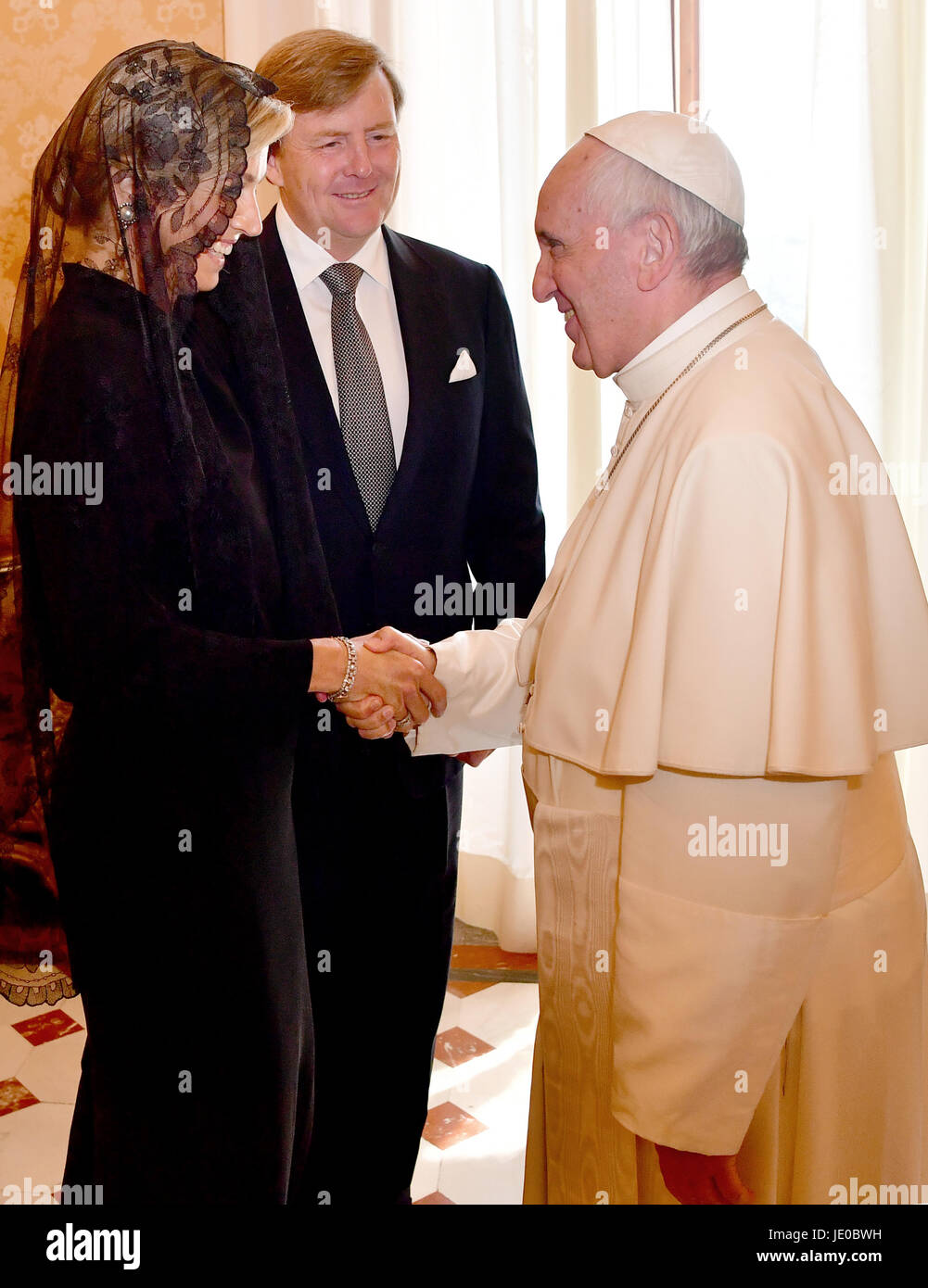 Cité du Vatican, Vatican. 22 Juin, 2017.  Le Roi Willem Alexander et la Reine Máxima des Pays-Bas arrive au Palais apostolique à Rome, Audience avec Sa Sainteté le Pape Franciscus le 22 juin 2017, au 3ème jour de la visite d'État en Italie Photo : Albert Nieboer/Pays-Bas/Point de vue - pas de câble · SERVICE Photo : Albert Nieboer/RoyalPress/dpa/Alamy Live News Banque D'Images