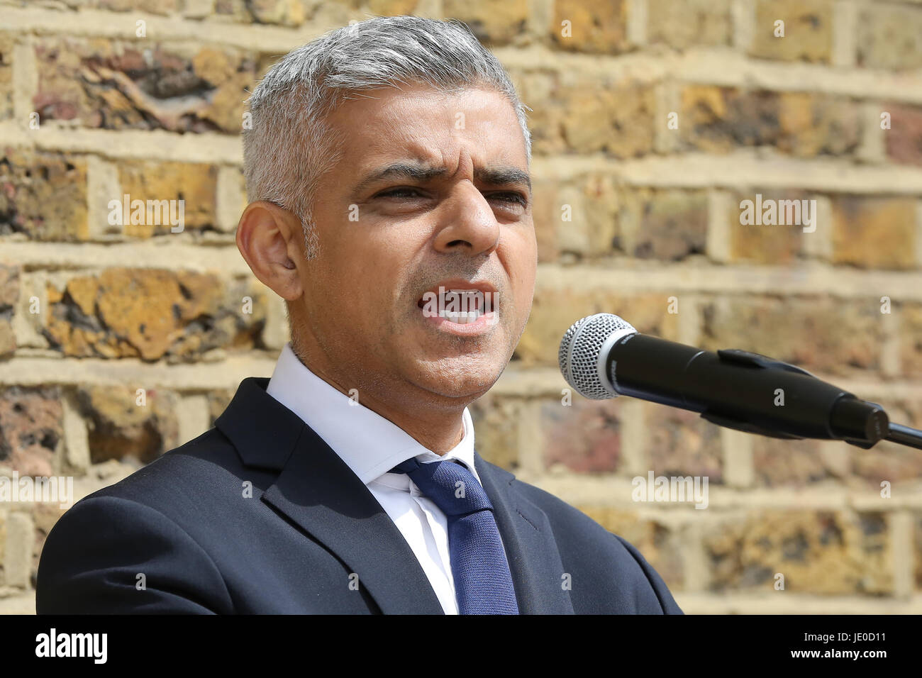 Londres, Royaume-Uni. 22 Jun, 2017. Le maire de Londres, Sadiq Khan. Un mémorial en hommage à l'Afrique et des Caraïbes deux millions de militaires et de femmes qui ont servi dans la Première Guerre mondiale et la seconde guerre mondiale, est dévoilée à Windrush Square, Brixton, dans le sud de Londres. Ont assisté à l'événement par des anciens combattants, des hommes et des femmes et des dignitaires, dont le maire de Londres Sadiq Khan, les hauts commissaires des nations du Commonwealth, et le secrétaire d'État à la défense Sir Michael Fallon. Credit : Dinendra Haria/Alamy Live News Banque D'Images