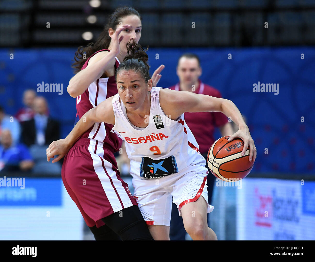 Prague, République tchèque. 22 Juin, 2017. Kristine Vitola (LAT), à gauche, et Laia Palau (ESP) en action au cours de l'Europe de la FIBA Basket-ball match de championnat contre la Lettonie Espagne à Prague, République tchèque, Juin 22, 2017. Credit : Katerina Sulova/CTK Photo/Alamy Live News Banque D'Images
