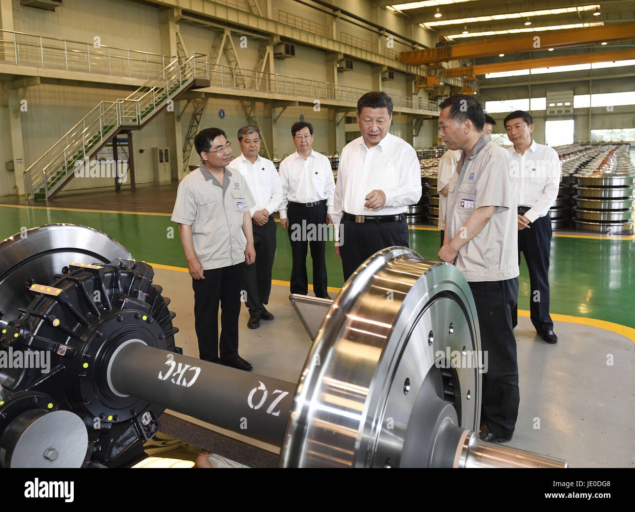 (170622) -- TAIYUAN, 22 juin 2017 (Xinhua) -- le président chinois Xi Jinping (C) visite l'atelier de roues de l'industrie lourde Taiyuan Railway Transit Co., Ltd. à Taiyuan, capitale du nord La province de Shanxi, le 22 juin 2017. Xi inspectés entreprises dans le Shanxi, jeudi. (Xinhua/Li Xueren)(zkr) Banque D'Images